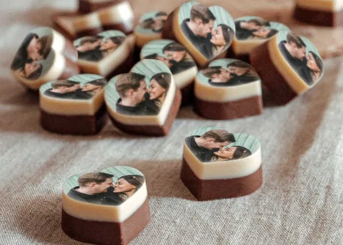 Hjärtformade chokladpraliner med bild